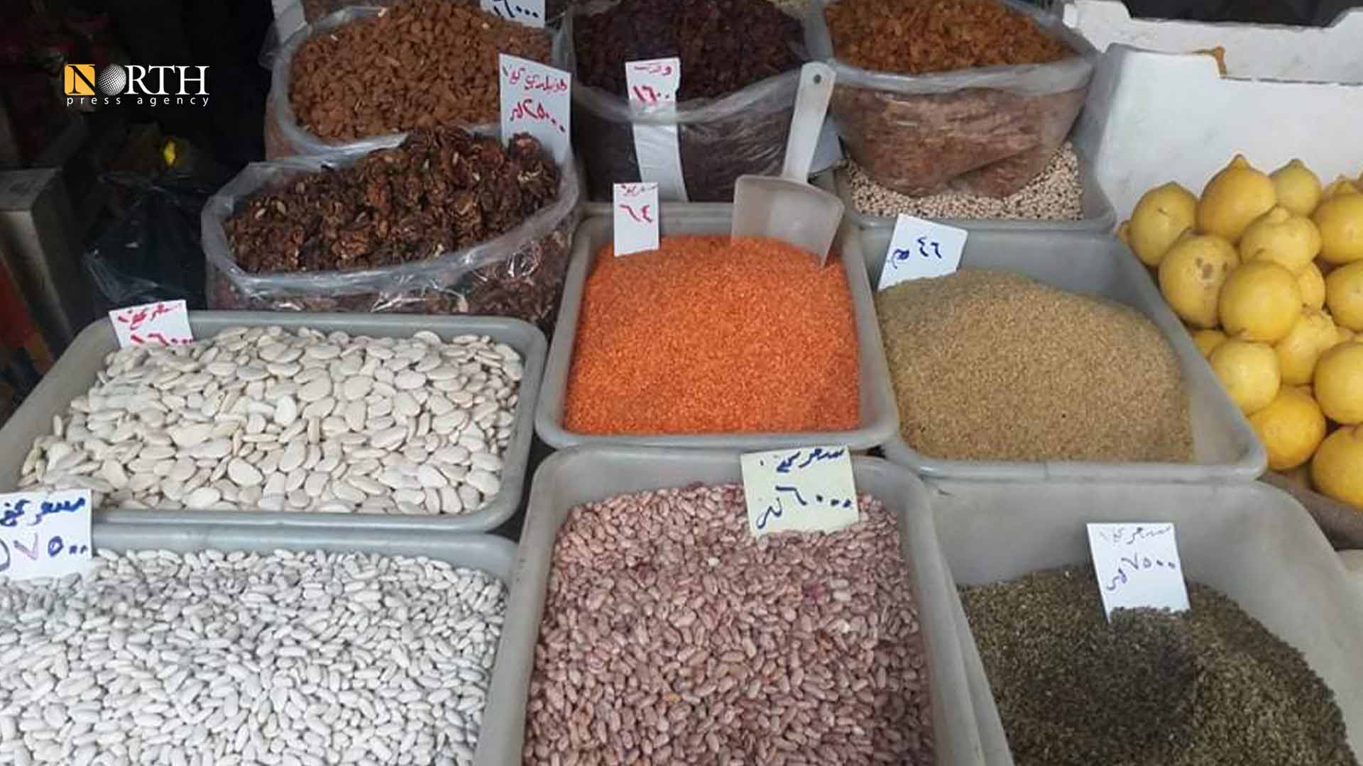 بسطة لبيع مواد غذائية في سوق باب سريجة بدمشق - نورث برس