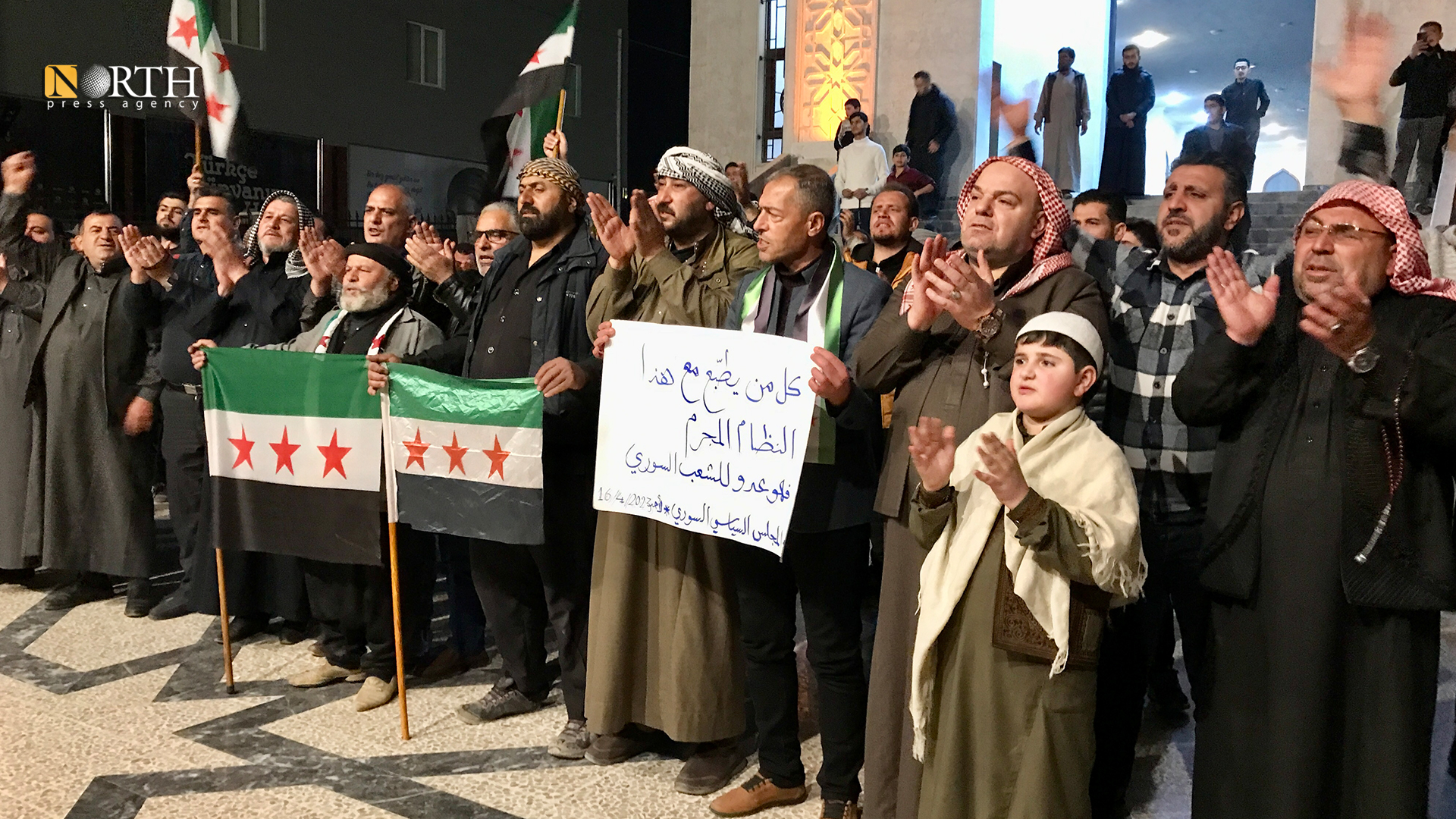 تظاهر العشرات من سكان مدينة الباب رفضاً للانفتاح العربي مع دمشق - نورث برس