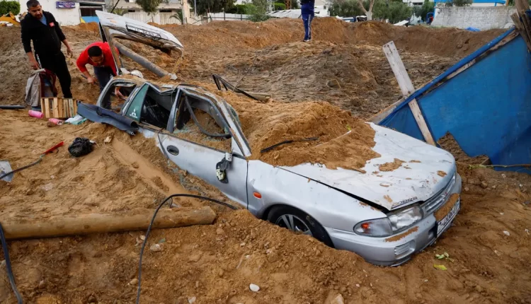 سكان يتفقدون الأضرار عقب قصف إسرائيلي – رويترز