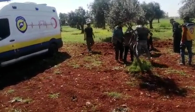 سيارة إسعاف تنقل جثة القيادي بـ"حراس الدين" المستهدف في بلدة كللي شمالي إدلب - متداول