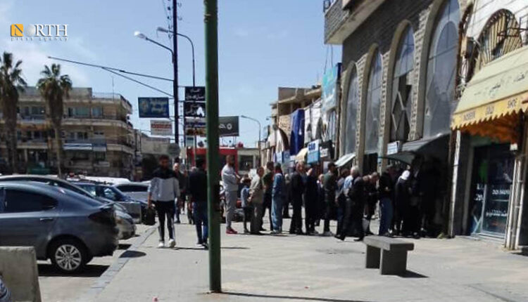 طابور من الموظفين أمام أحد الصرافات الآلية في السويداء