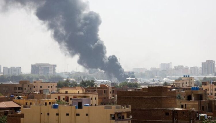 عمود دخان يتصاعد من قلب العاصمة السودانية جراء القتال بين قوات الجيش و الدعم السريع- إنترنت