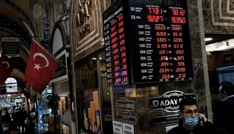 لوحة تعرض أسعار صرف العملات خارج أحد مكاتب الصرافة في إسطنبول - رويترز