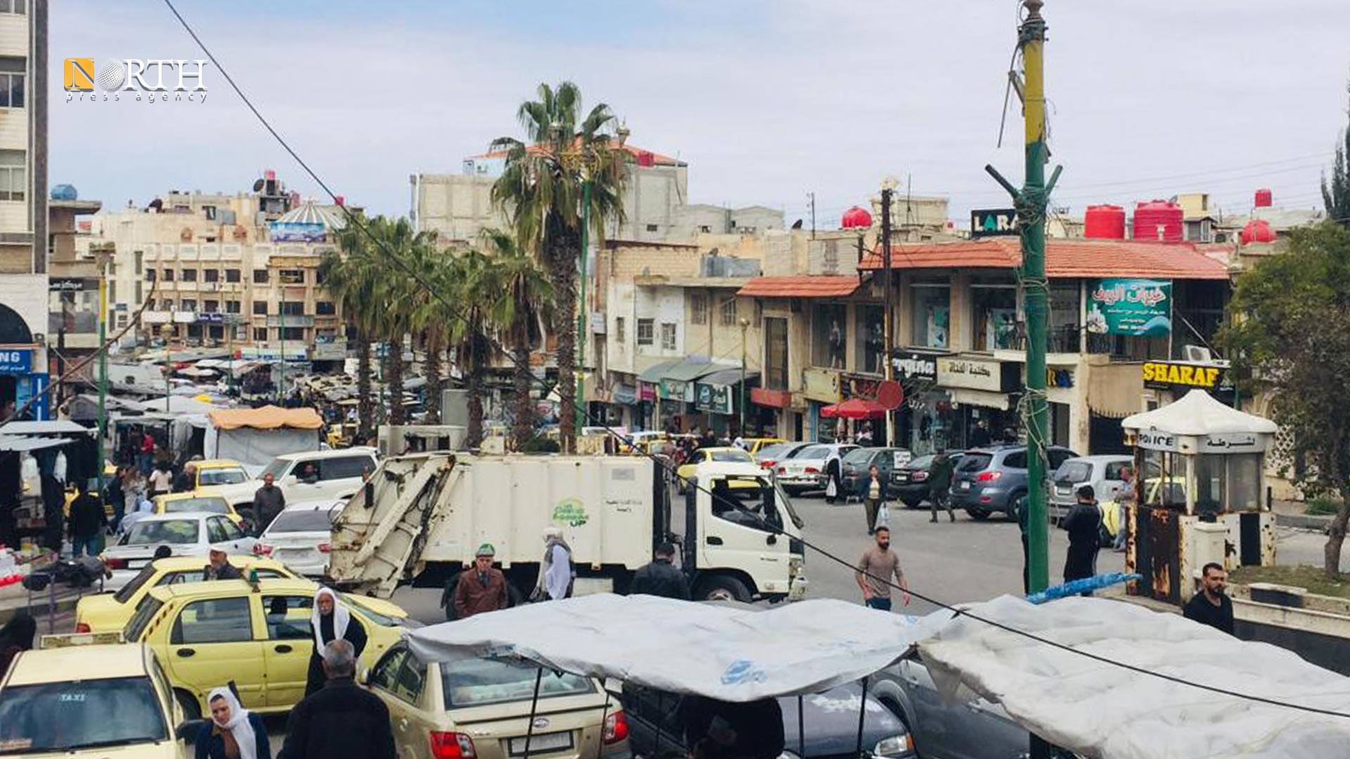 مجموعة من البسطات في محيط المربع الأمني وسط مدينة السويداء – نورث برس