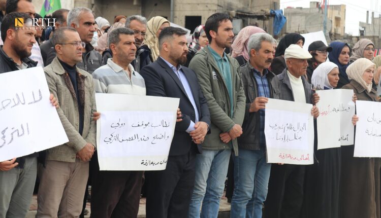 وقفة احتجاجية في الرقة تنديداً بالقصف التركي على مطار السليمانية - نورث برس