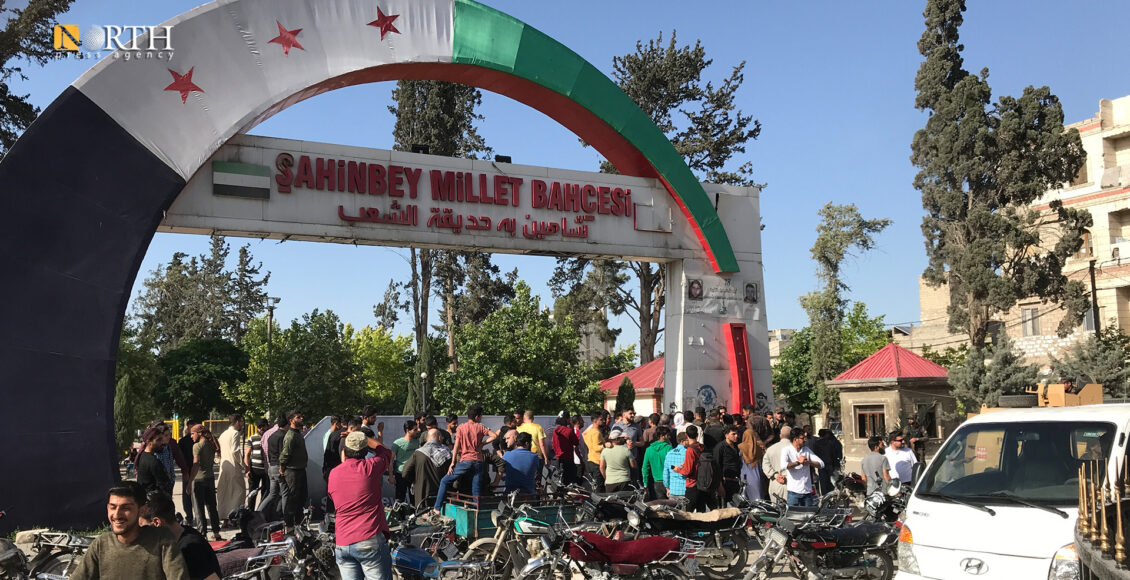 احتجاج في الباب العام الفائت عقب إزالة فصيل "الشرطة المدنية" صور الناشط "أبو غنوم" - نورث برس / أرشيفية