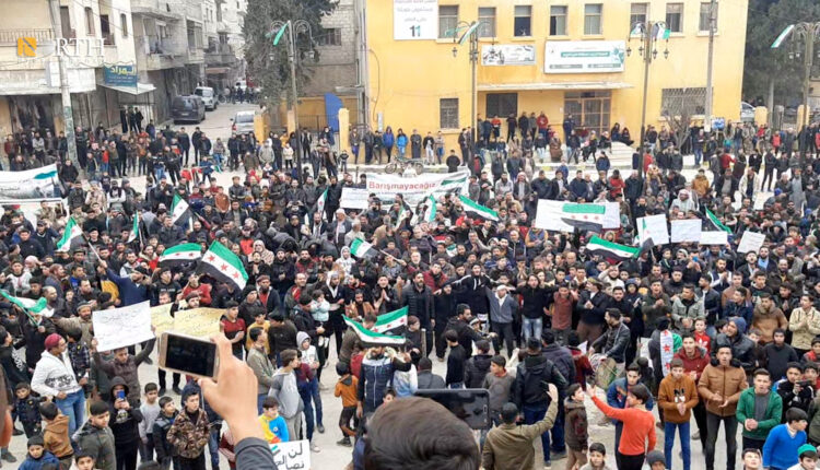 احتجاج في مدينة كفر تخاريم شمال غربي إدلب رفضاً لمساعي تطبيع أنقرة ودمشق - نورث برس