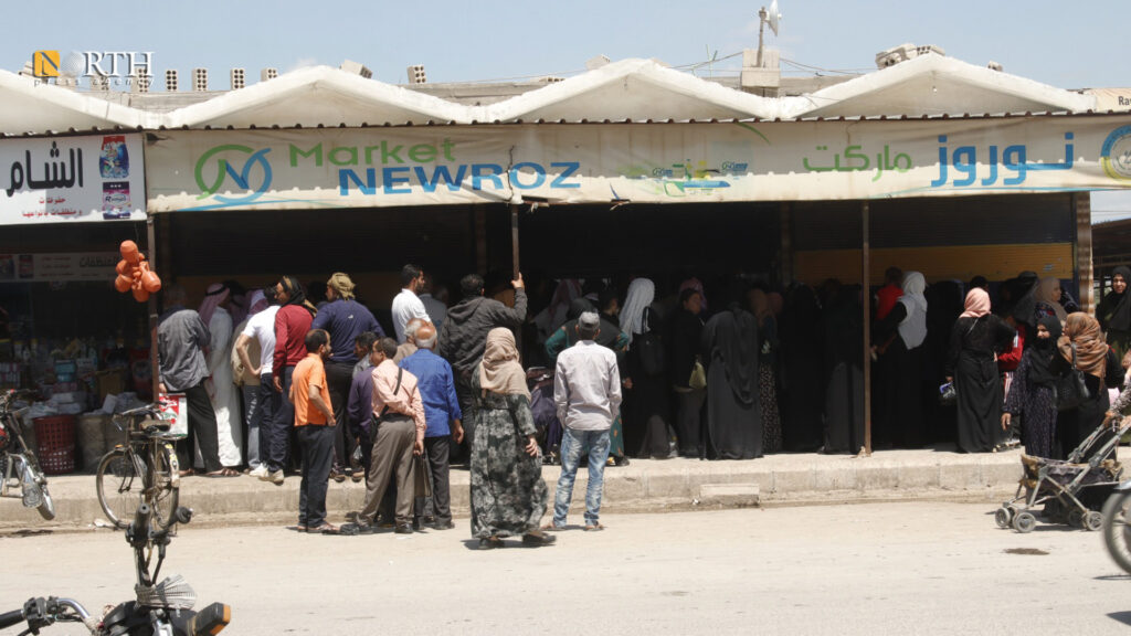 ازدحام أمام مركز صالة “نوروز” التابعة للإدارة الذاتية للحصول على مادة السكر - نورث برس
