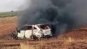 اشتعال النيران بسيارة مدنية نتيجة استهداف مسيرة بريف منبج - متداول