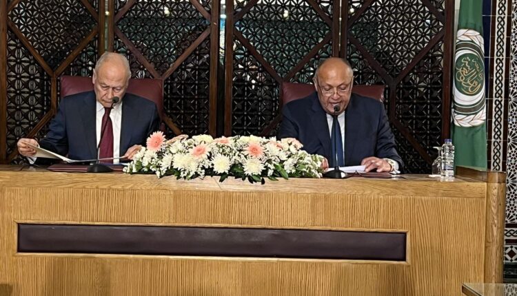 الأمين العام لمجلس الجامعة العربية أحمد أبو الغيط ووزير الخارجية المصري سامح شكري