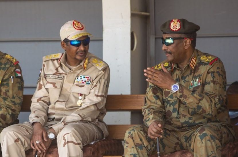 القائدان العسكريان السودانيان عبدالفتاح البرهان ومحمد حمدان دقلو في لقاء ما قبل القتال- إنترنت