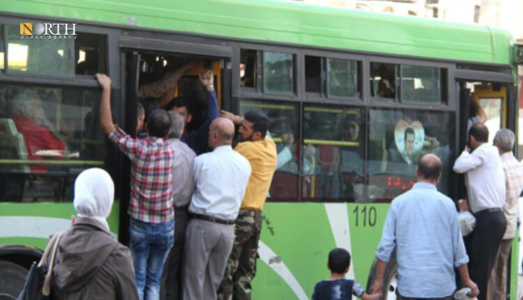 تجمع لركاب للصعود إلى أحد باصات النقل الداخلي في اللاذقية ـ نورث برس