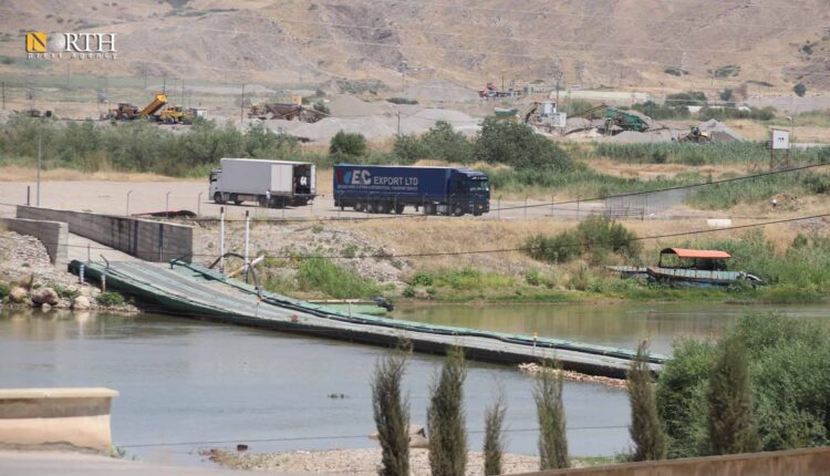 شاحنات متوقفة في الجانب العراقي بانتظار فتح المعبر - نورث برس/ أرشيفية