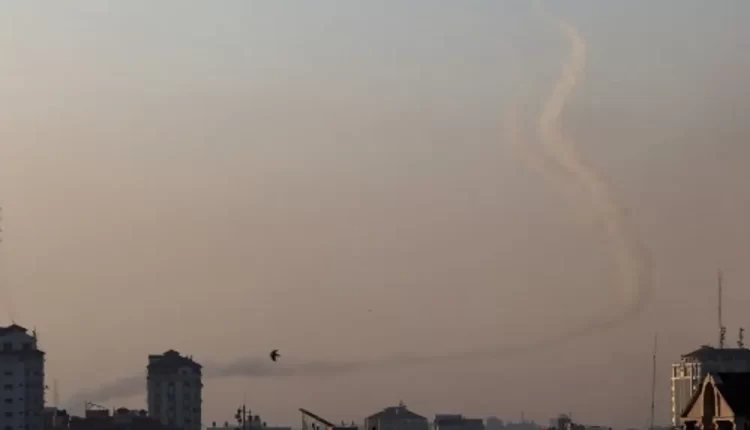 دخان في سماء مدينة غزة أثناء إطلاق صواريخ باتجاه إسرائيل - أنترنت