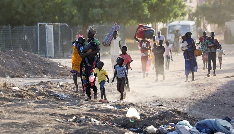 سودانيون يفرون من المعارك - أنترنت