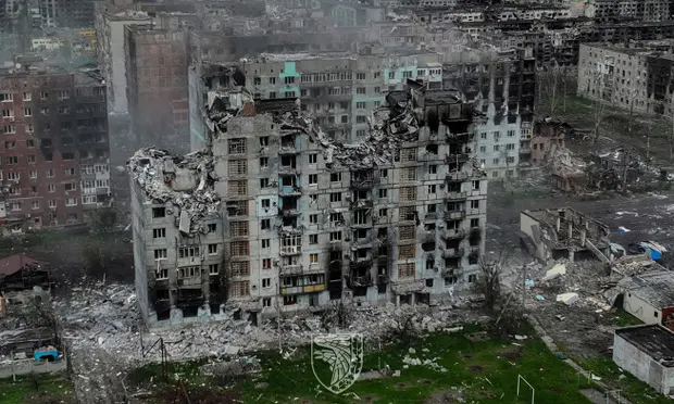 صورة من الجو تظهر بناء مدمر في باخموت شرقي أوكرانيا بعد عام من القتال الدامي - رويترز
