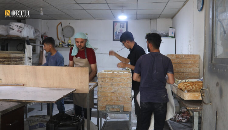 عمال من اللاجئين السوريين في أحد الأفران بمخيم قوشتبه بأربيل ـ نورث برس