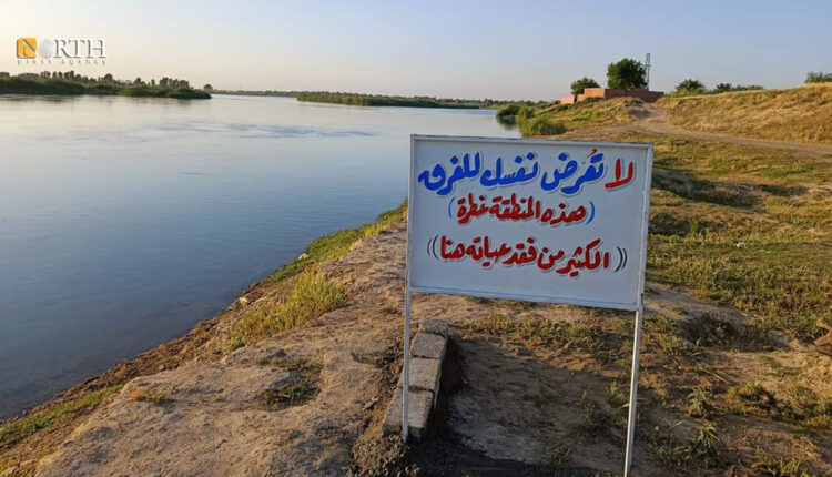 لافتة على نهر الفرات بدير الزور تحذر من مخاطر السباحة - نورث برس