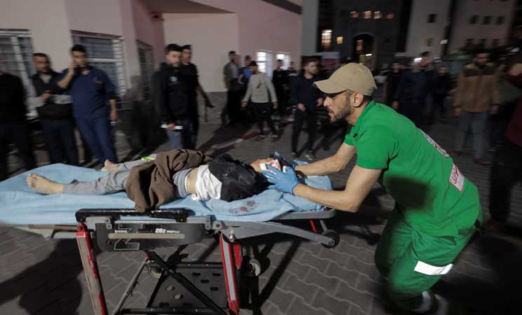 مسعف فلسطيني بعد سقوط قتلى وجرحى جراء غارة اسرائيلية - إنترنت