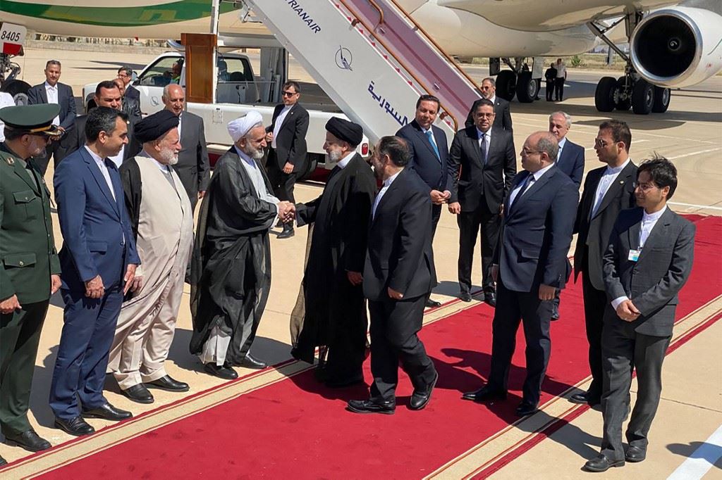 ممثلون عن الشيعة في سوريا يستقبلون الرئيس الإيراني في مطار دمشق - أنترنت