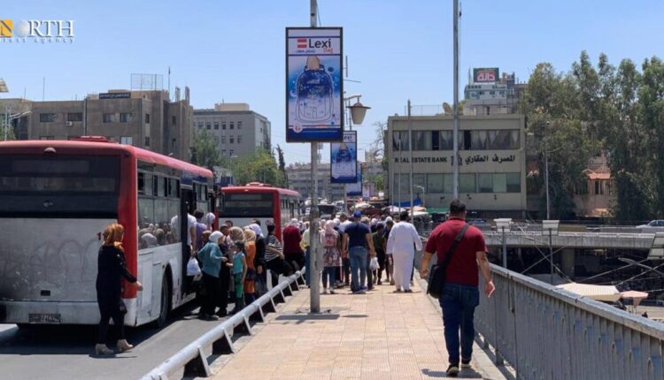 موقف لباصات النقل الداخلي فوق جسر الرئيس بدمشق - نورث برس