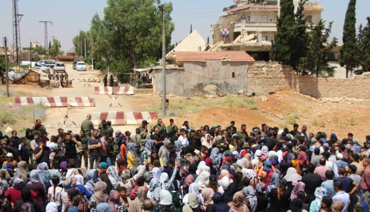 احتجاج أمام القاعدة الروسية في قرية الوحشية بريف حلب الشمالي تنديداً بالقصف التركي - متداول
