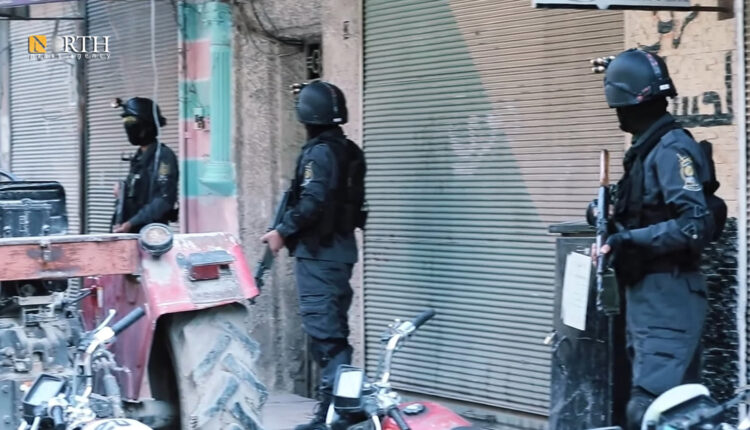 جهاز الأمن العام خلال مداهمة في مدينة إدلب - نورث برس