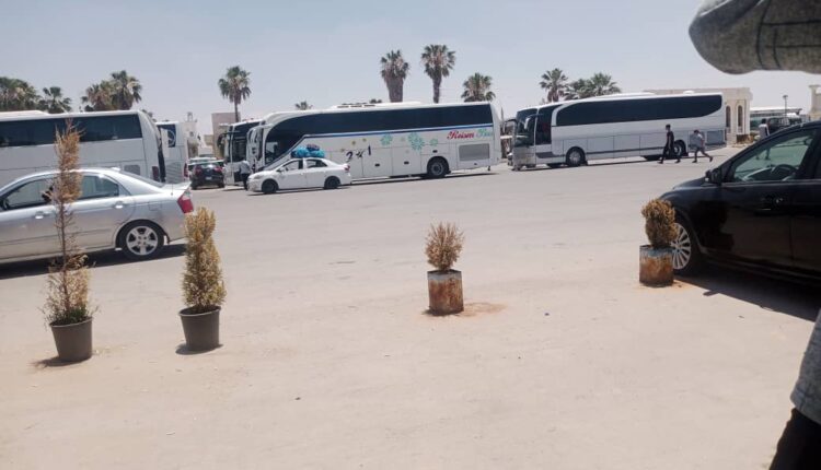 حافلات ركاب متوقفة بالقرب من معبر نصيب إثر الاشتباكات - متداول