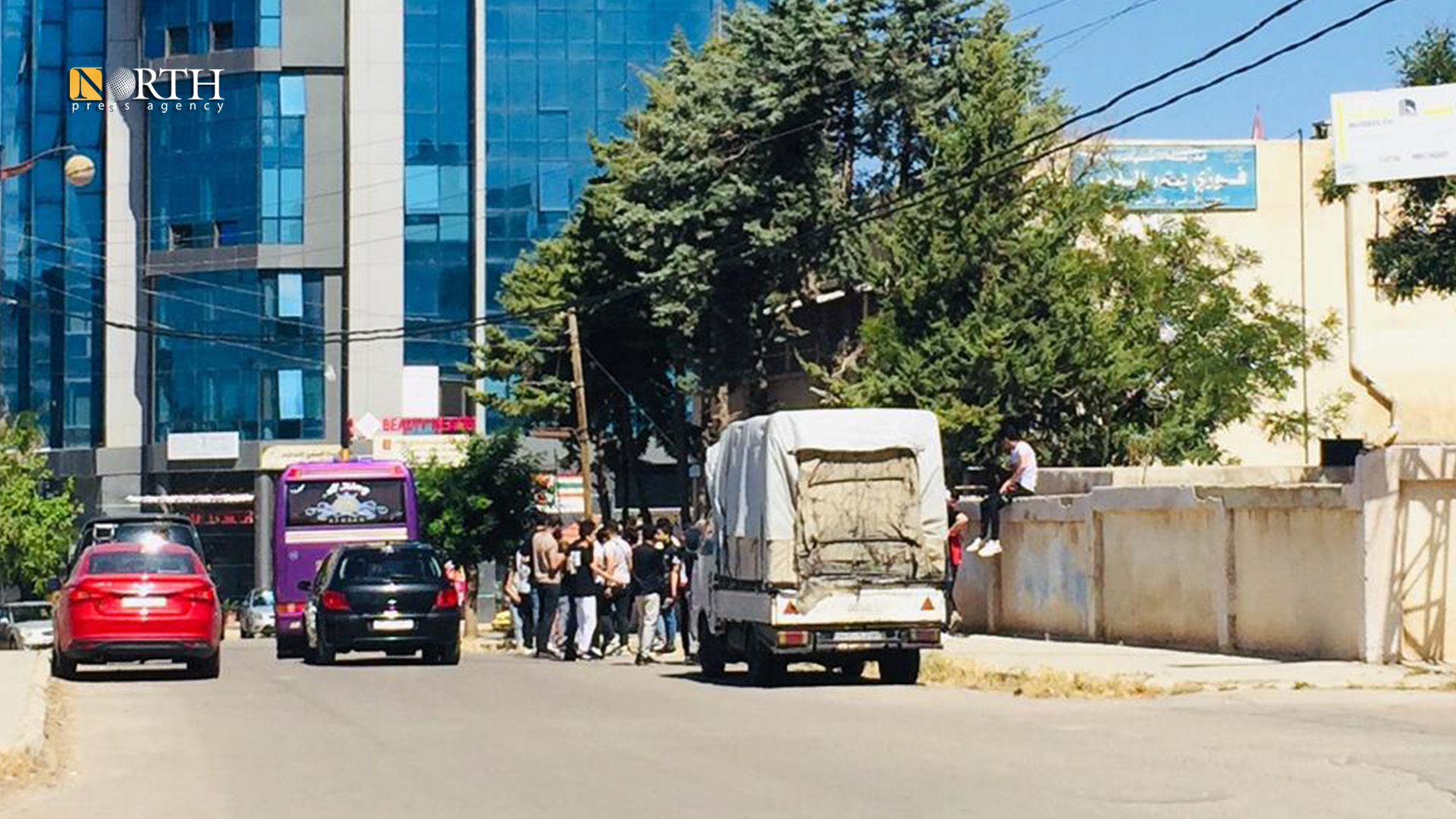 حافلة نقل أمام مدرسة فوزي بدر الدين في مدينة السويداء ـ نورث برس