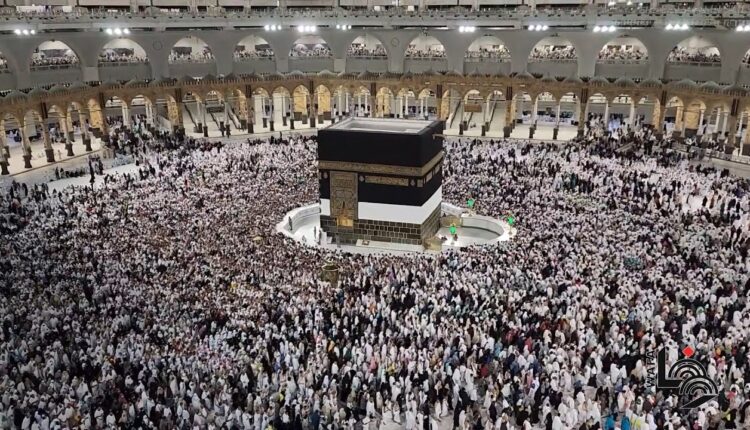 حجاج يطوفون حول الكعبة في مكة المكرمة - إنترنت