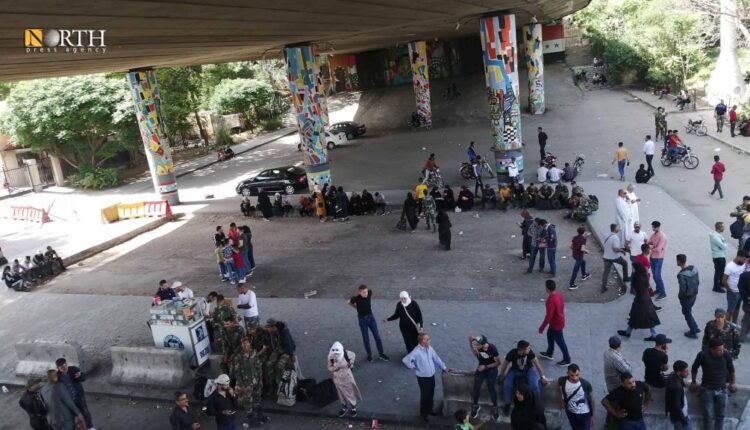 ذوو معتقلين أثناء انتظارهم تحت جسر الرئيس خروج مفرجين عنهم من سجن صيدنايا - نورث برس/ أرشيفية