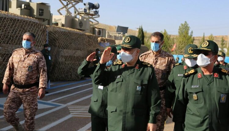 ضباط وعناصر في الحرس الثوري الإيراني