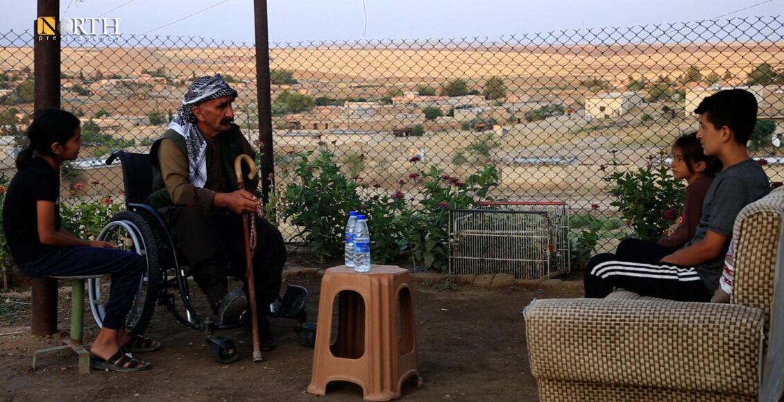 نذير خضر المصاب جراء قصف تركي يجلس مع أحفاده في منزله بمنطقة كوجرات ـ نورث برس
