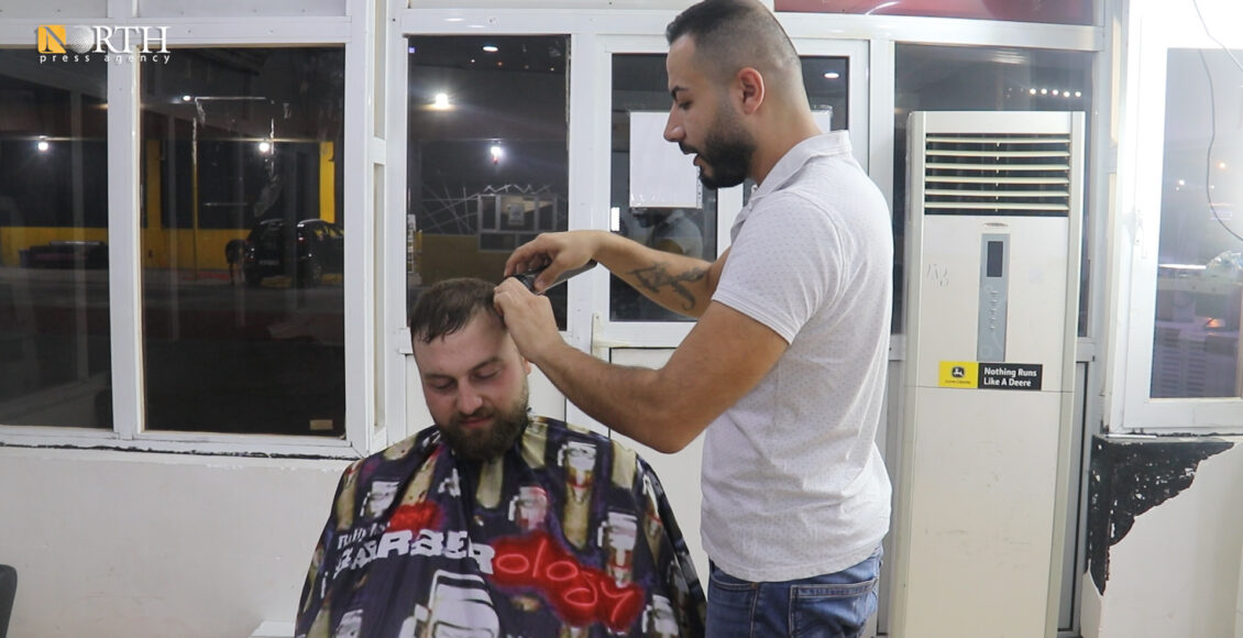 الشاب السوري أشرف نوفل يعمل كحلاق ديلفري في أربيل ـ نورث برس