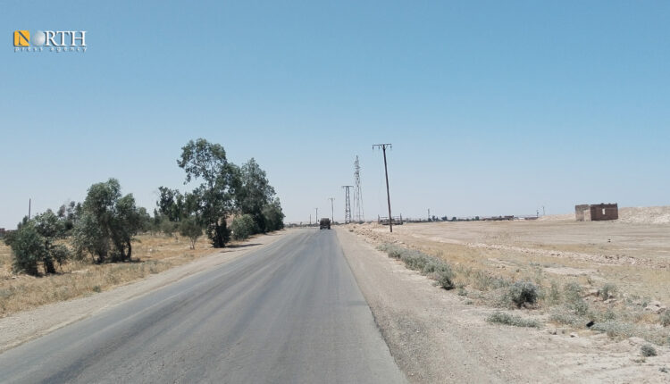 الطريق العام ببلدة العزبة بريف دير الزور الشمالي - نورث برس