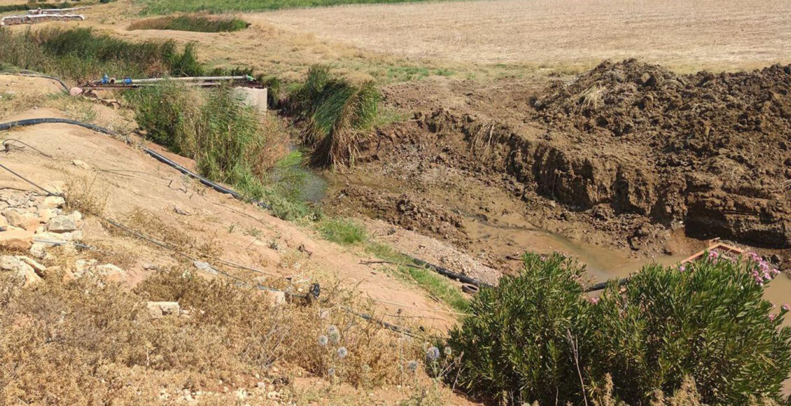 جفاف أحد أفرع نهر عفرين بناحية جنديرس - متداول