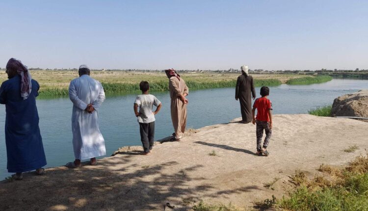 سكان من بلدة أبو حردوب بانتظار انتشال جثة طفل غرق بنهر الفرات في دير الزور - متداول