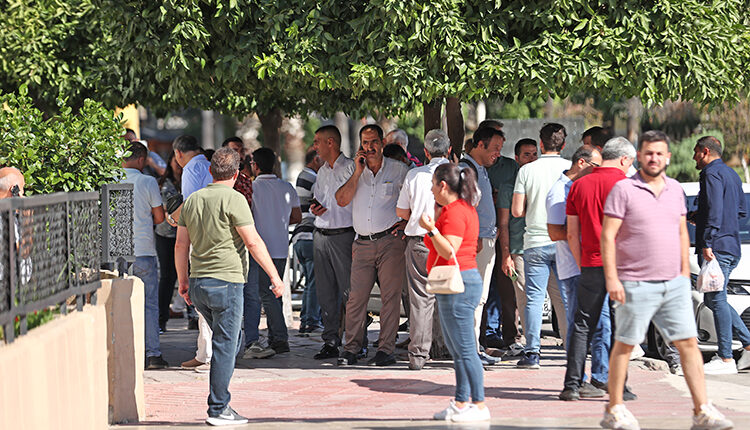 سكان منطقة كوزان في محافظة أضنة التركية خارج المباني بعد حدوث زلزال