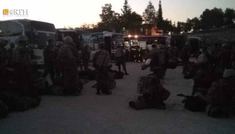 عناصر للفرقة الرابعة في الملعب البلدي بمدينة درعا - نورث برس