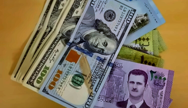 فئات نقدية من الدولار الأميركي والليرة السورية