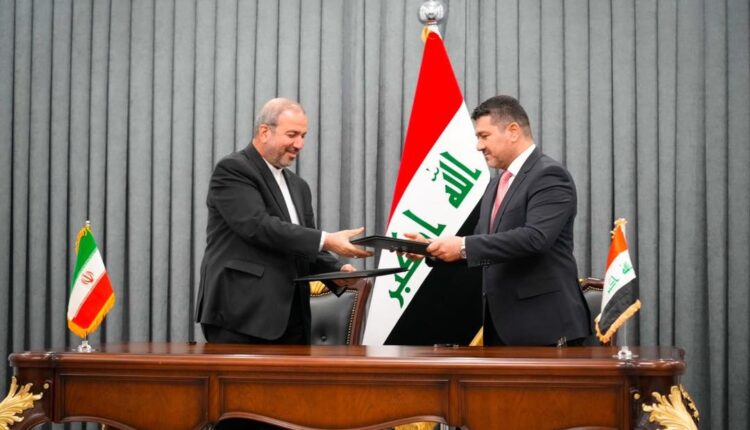 مدير مكتب رئيس مجلس الوزراء العراقي والسفير الإيراني لدى بغداد يوقعان الاتفاق - الحكومة العراقية