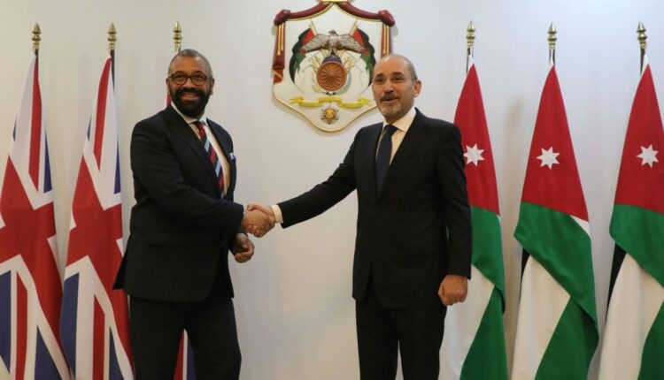 وزير الخارجية الأردني أيمن الصفدي مع نظيره البريطاني جيمس كليفرلي