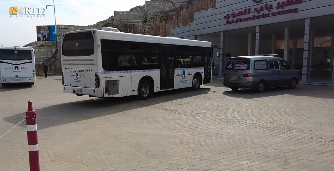 ساحة المغادرة في معبر باب الهوى ضمن الأراضي السورية شمال إدلب – نورث برس