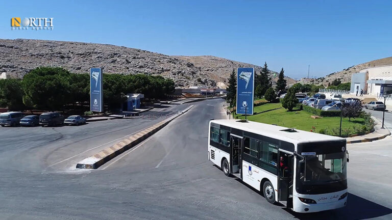 المدخل الرئيسي لساحة باب الهوى ضمن الجانب السوري شمال إدلب- نورث برس