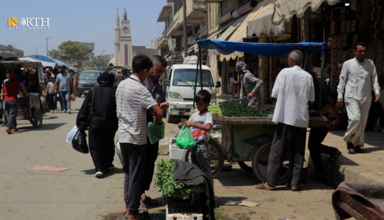 سوق "المزراع" وسط الرقة لبيع الخضروات – نورث برس