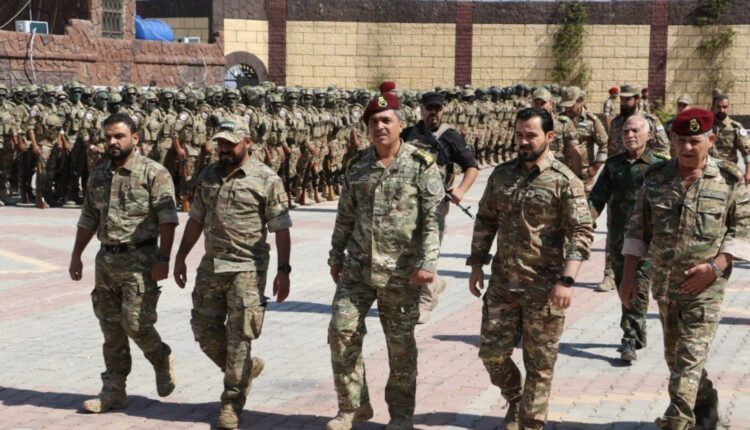 قائد "العمشات" محمد جاسم وقائد "الحمزات" سيف بولاد، وسطهم حسن الحمادة وزير الدفاع في الحكومة المؤقتة الموالية لتركيا - عنب بلدي