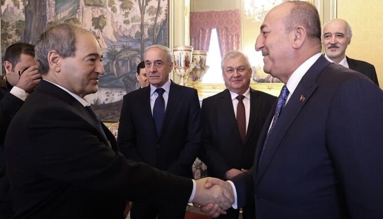 وزير الخارجية السوري فيصل المقداد ونظيره التركي السابق مولود جاويش أوغلو