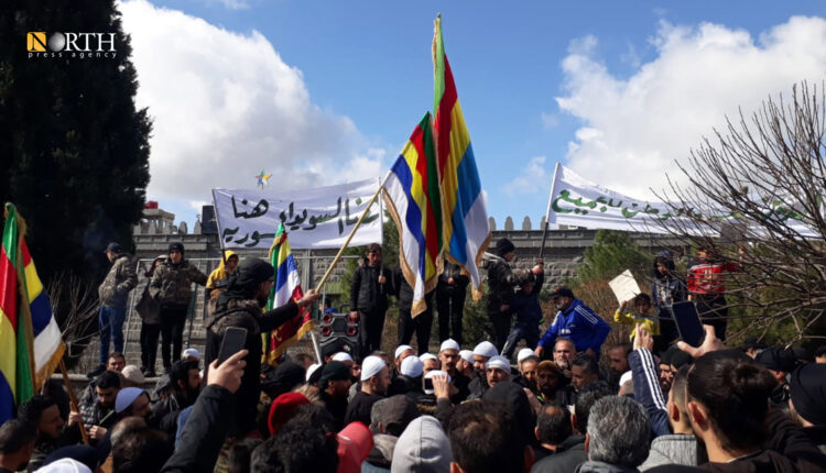 احتجاجات أمام مقام عين الزمان وسط مدينة السويداء - نورث برس