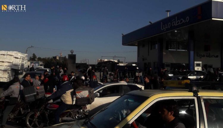 ازدحام أمام محطة وقود في باب توما وسط دمشق - نورث برس/ أرشيفية