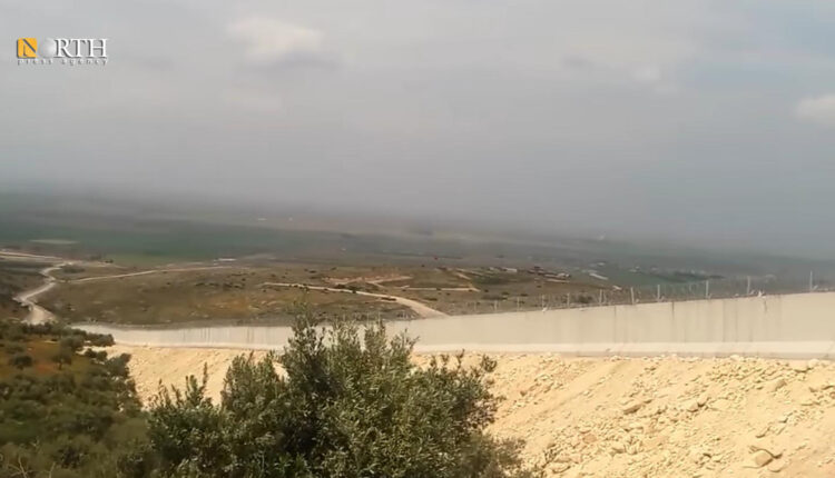 الجدار العازل بين سوريا وتركيا مقابل مدينة إدلب – نورث برس